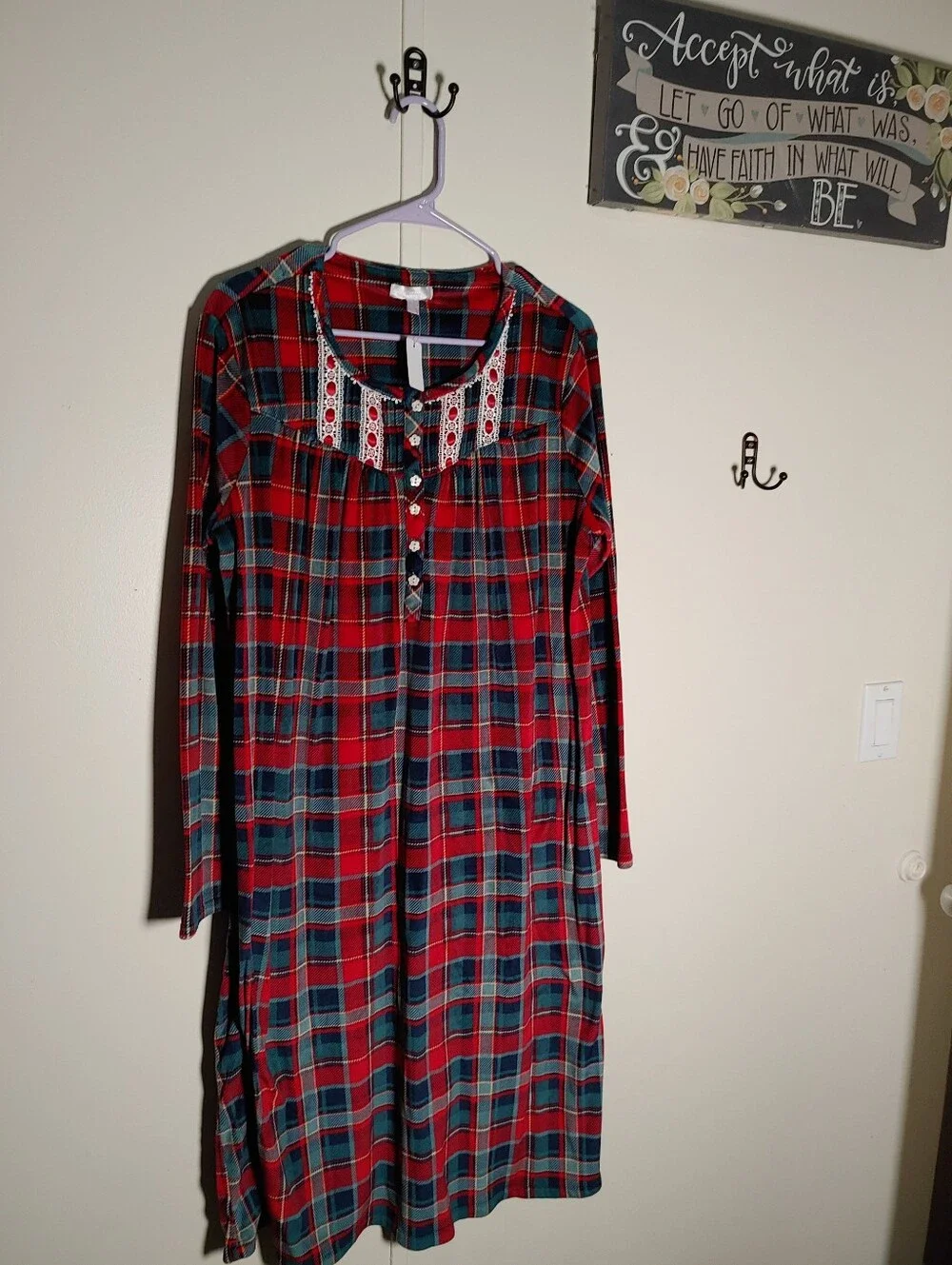 NWT Secret Treasures Large 12/14 Gorgeous super Soft Red Plaid Nightgown